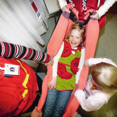 8 HJÄLP FRÅN BARN TILL BARN Genom aktiviteter lär Röda rappet-banan barn en hel del