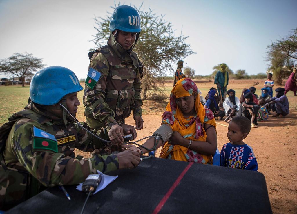 Foto: FN/Haradane Dicko FN:s fredsbevarande insats i Gao, Mali, i juli 2017. I soldaternas uppdrag ingår att bistå lokalbefolkningen med rent dricksvatten och medicinsk rådgivning.