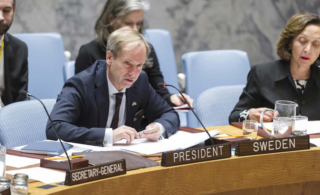 Foto: FN/Rick Bajornas Olof Skoog, Sveriges FN-ambassadör och säkerhetsrådets ordförande i januari 2017, leder ett möte om situationen i Somalia.