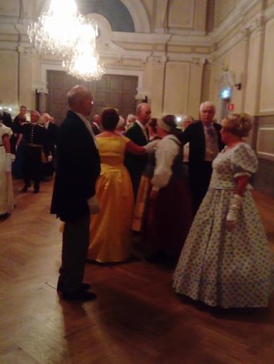 Jubileumsbal i Skövde Lördagen den 7 oktober firade Herrskapsdansarna i Skövde folkdansgille sitt 50 års jubileum med en bal och jag, Maria C och Lena W var där.