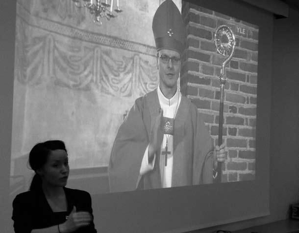 Mässa och biskopsvigning i Esbo domkyrka 12.2.2012 I församlingshemmet kunde man följa med biskopsvigningen i domkyrkan via en stor skärm.