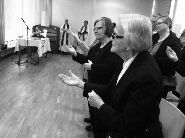 Vi sex medlemmar och EVY:s ordförande Terttu Hiltunen med make träffades i församlingshemmet invid kyrkan. Dövpräst Elina Jokipaltio mötte oss och visade var vi skulle sitta.