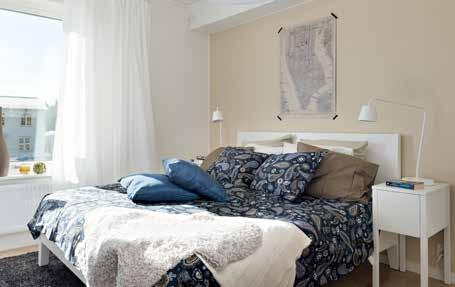 Det vita, moderna IKEA köket har stora arbetsytor och gott om förvaring och är öppet till vardags- rummet