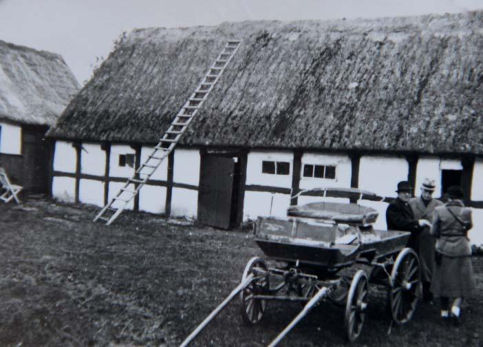 Av ett fotografi från omkring 1910 på östra längans tvådelade dörr mot gårdsplanen, framgår det att den dåvarande dörren skilde sig något från den dörr som nu renoverats.