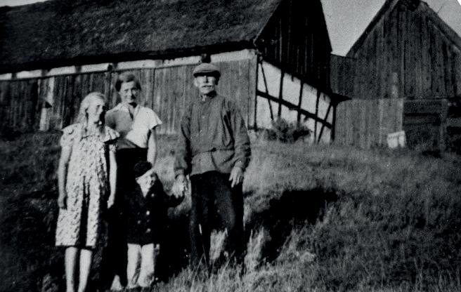 Fotografi från 1935 vilket visar gårdens västra länga samt södra längans västgavel. Den senare var helt brädklädd med stående virke till vänster och liggande, möjligen båle, till höger.