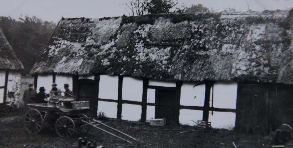 Södra längans gårdsfasad som den tog sig ut 1945. Längst till höger fanns en dubbelport in till vagnsporten. Den togs sannolikt bort i samband med att gården iordningställdes som hembygdsgård.