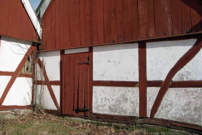 Ovan ses södra längans västra gavel före och efter renovering.
