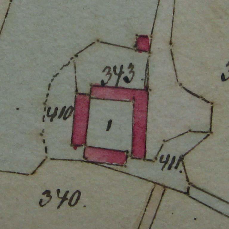 sel). Eftersom gården var helt kringbyggd på 1840-talet, utan nuvarande öppning mellan östra och södra längorna, skedde infarten till gårdsplanen via porten i östra längan.