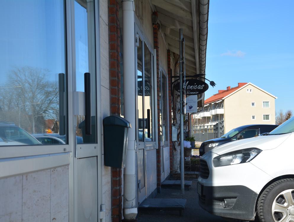 Bilderna ovan visar nuvarande parkeringssituation inom planområdet. Det går inte att promenera längs husfasaden. innanför för att sedan backa ut på den relativt trafikerade Stamkullegatan.