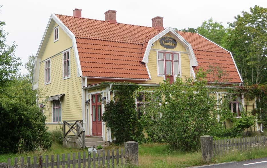 Väster om kyrkan finns en vägkorsning som trots stora förändringar ännu bär spår av ett tidigare litet affärscentrum i form av en före detta lanthandel med ett bevarat lager/uthus i trä och en
