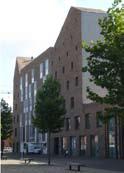 enhetlig relativt lugn stadsfront mot älvrummet Gestaltningen ska omtolka den klassiska stadens fasadordning med intressanta rumsligheter och en detaljering i den lilla skalan, i syfte att ge gatan
