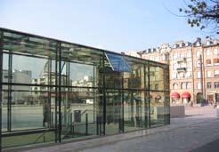 Bebyggelsen i kajområdet ska berika upplevelsen längs sträckan och kan vara från mellanstora byggnader till mindre, paviljongliknande