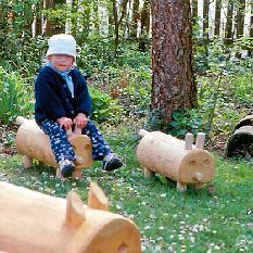 I anslutning till trumman anläggs en sittplats på västra sidan med utsikt över bäckravinen.