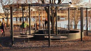 MÅLPUNKTER STORA LEKEN Stora leken nns i områdets norra del, längs parkpromenaden, på den västra sidan