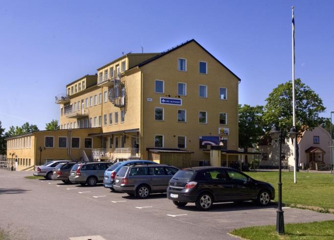 Överst: Byggnaden på Nötskrikan 12 sett från nordöst (tv) med villa längs Vasagatan som skymtar samt från sydväst från Vasagatan (th).
