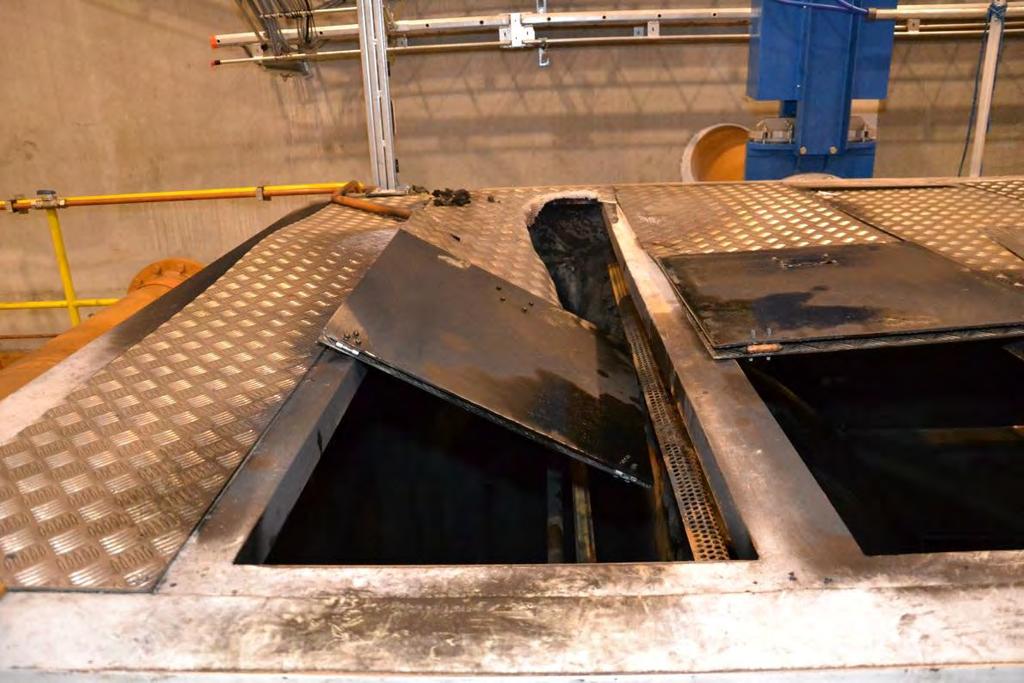 Bild: Brandskador på aluminiumplåten vid föravskiljaren i oljerummet Det är okänt hur mycket olja som fanns i systemet vid explosion och brandtillbudet.