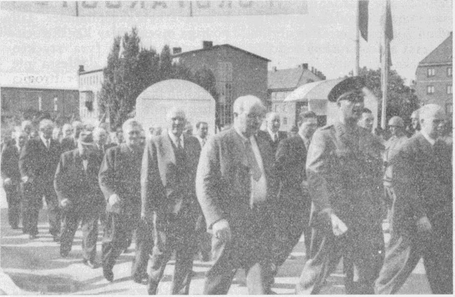 Kamratföreningens uppmarsch å Kamratföreningarnas dag den 30 maj 1946. Ett utförligt och intressant föredrag om det nordiska soldatmötet hölls på årssammanträdet 1949 av flaggmaskinist Hawborn.