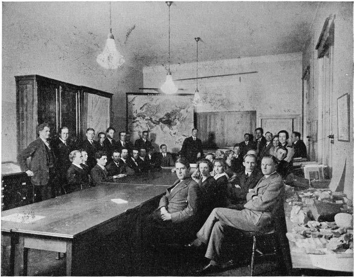 -- 248 - Fig. 2. Fö1 eliisningssalen i institutionens foma lokaler i Gamla bibliotekslmset. Leeture in the old geographical institute Oct. 1930. E. GI"Othen foto oktober 1931.