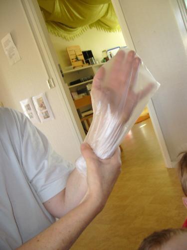 Gjort experiment med kroppen ex.hand i plastpåse och gjort kopplingar till vad vi upptäckte. Barnens tankar utifrån experimentet: Handen blir varm. Man blir blöt och svettig. Vatten kommer ut.
