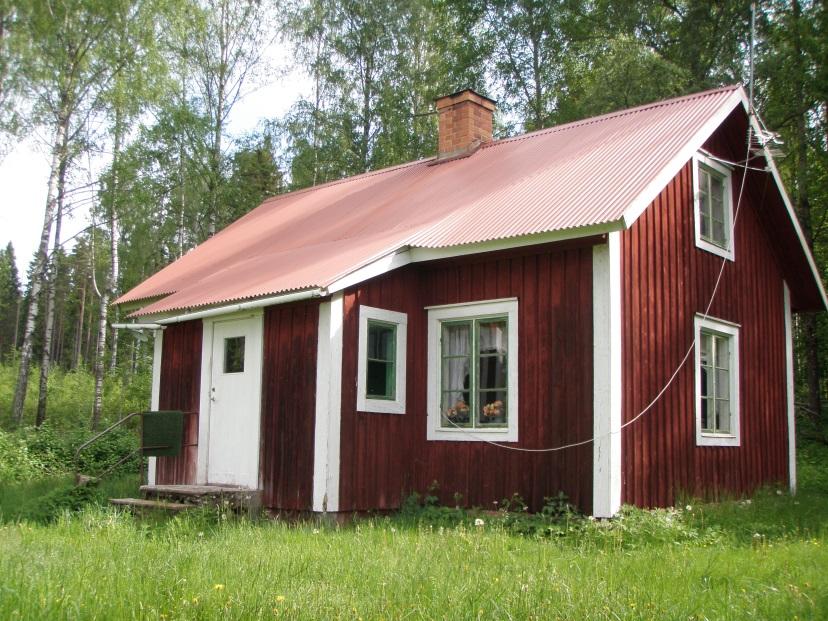 Mantorp 1:1 i Örebro Kommun 5(14) WC/Dusch delvis under trappen: Våtrumsmatta på golvet, kakel på väggarna, fönster åt öster, duschhörna med draperi, bedömd äldre golvbrunn, TM Whirpool.