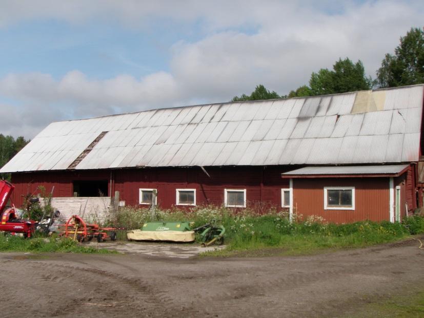 Mantorp 1:1 i Örebro Kommun 6(14) Kök med äldre inredning: Plastmatta (bedöms finnas trägolv under enligt uppgift), tapet och skivor i taket. Äldre vedspis med renoveringsbehov.