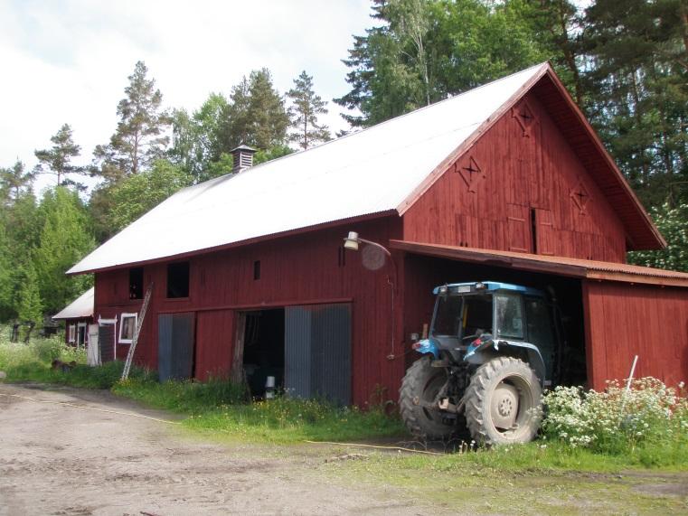 Del av magasinet med vidbyggt traktor garage. Magasin/vagnslider f.d. ladugårdsdel Magasinet ligger intill gårdscentrum ca 13 kvm (Magasinet ca 9 kvm, traktor garage ca 2 kvm och gårdsverkstad ca 1 kvm).