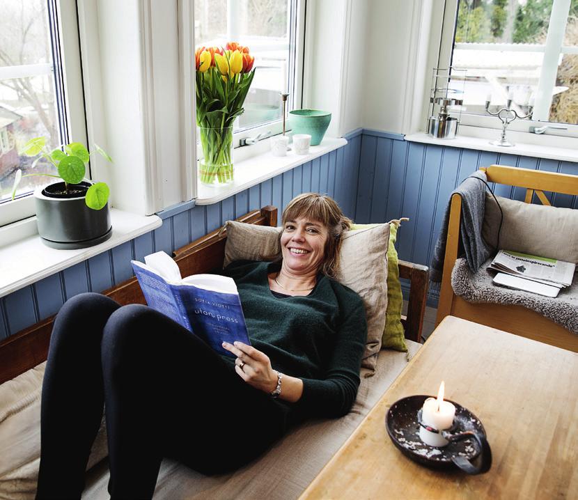 Köket hemma i Kvarnby är en av Annas favoritplatser för återhämtning och läsning. ut och hon var vagt medveten om att ha blivit utsatt för psykisk och fysisk misshandel som barn, berättar Anna.