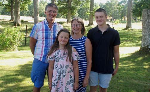 Pastorsfamiljen. Claes, Mathilda. Christina och Nils. det berodde på att hon träffat Claes som läste till jägmästare. Christina jobbade i en livsmedelsbutik i fyra år.