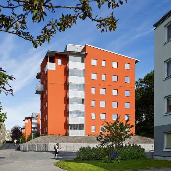 Backa Röd på Hisingen, ägt av allmännyttan i Göteborg (Bostads AB Poseidon), är ett annat projekt med höga ambitioner att sänka energianvändningen till passivhusnivå.