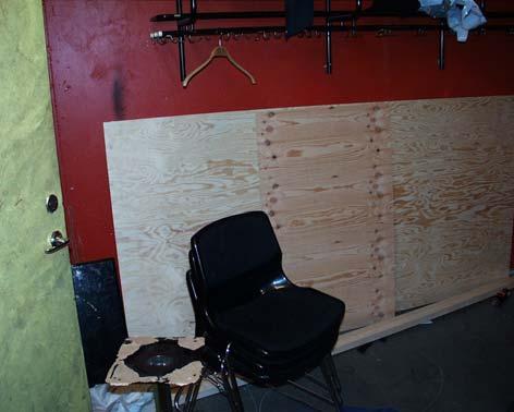 Rampen är en träkonstruktion med 2"4 reglar och plywoodskivor enligt bilderna nedan. Bild B 3.
