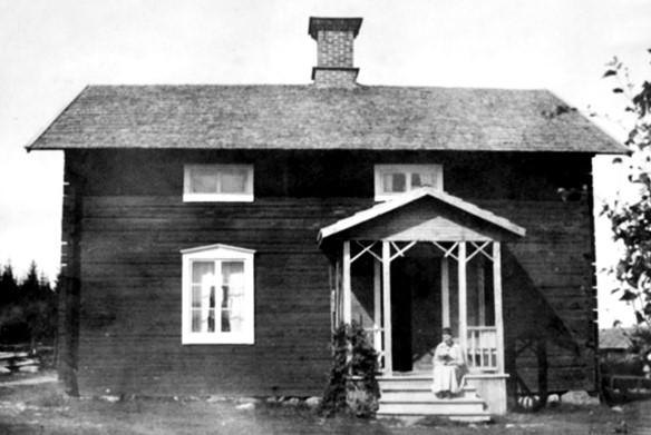 7 Efter 1910 hyr kronan ut torpet till den pensionerade styckjunkaren Ström som vid denna tid var vaktmästare på intendenturförrådet på Gamla lägret.