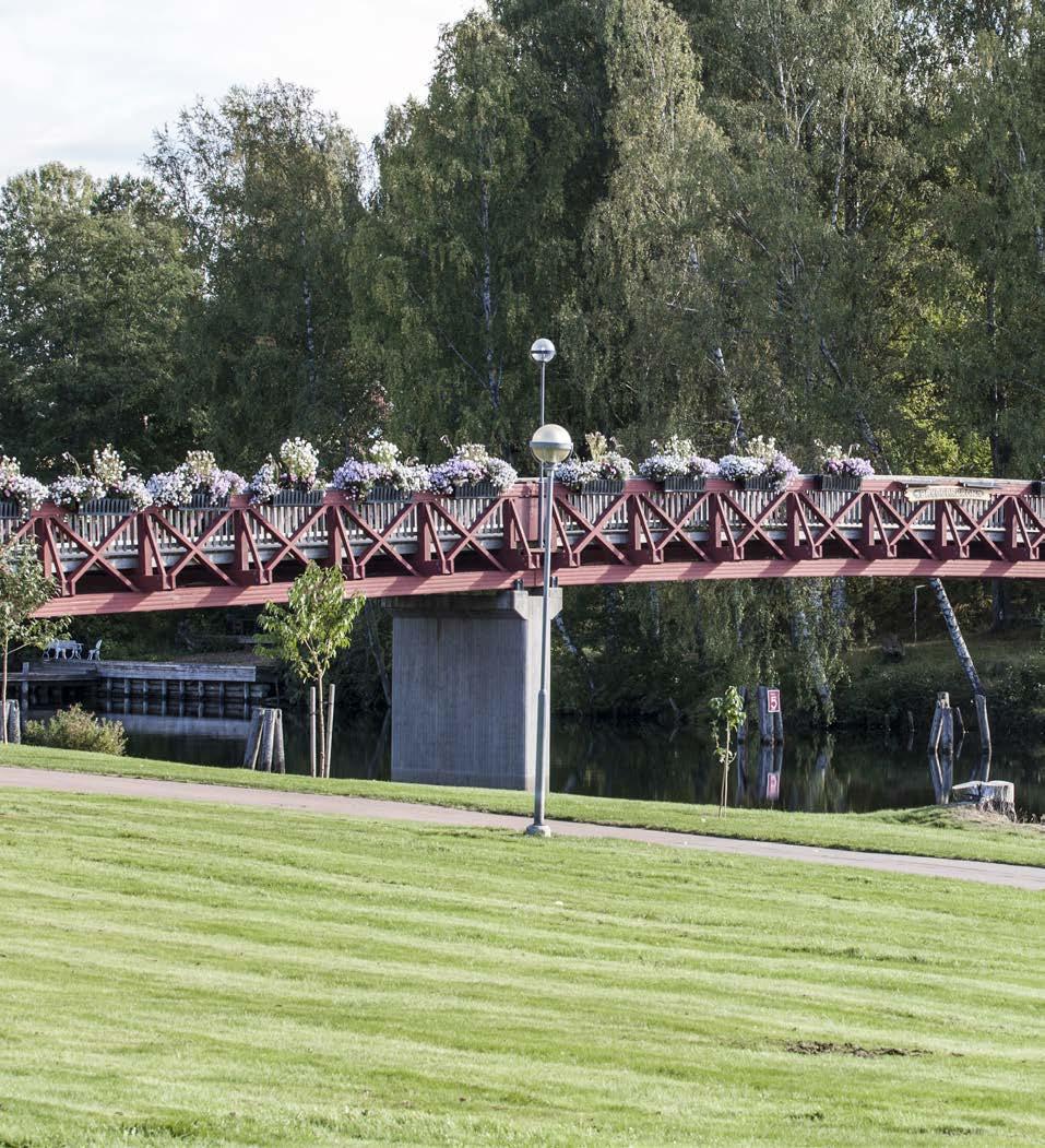 68 Nyckeltal 2015 2016 2017 Antal datorer (i administrativt nät och skolnät) 1 655 1 835 1 984 Antal läsplattor 338 415 418 Antal smarta