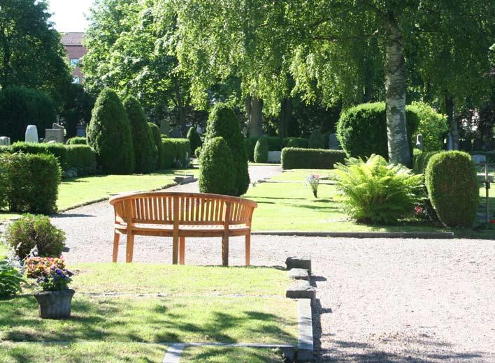 Våra griftegårdar I begravningsavgiften ingår skötsel av allmänna ytor, men griftegårdspersonalen sköter också de gravar som gravättsinnehavaren betalat skötselavgift för.