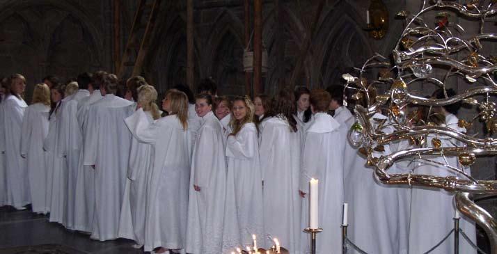 Dop och konfirmation Genom dopet tillhör man Svenska kyrkan. De flesta döps som små, men man kan även döpas senare i livet.
