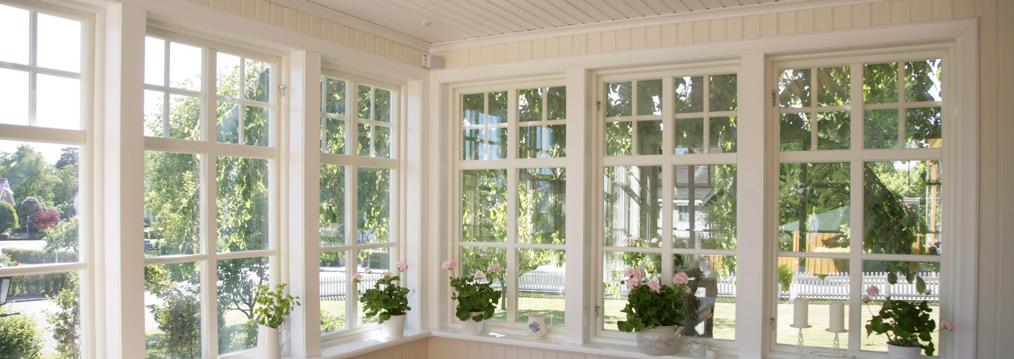 Standardutförande utåtgående fönster och altandörrar. er Sidhängt, fast karm med blindbåge, överkantshängt och altandörr med profilerad insida.