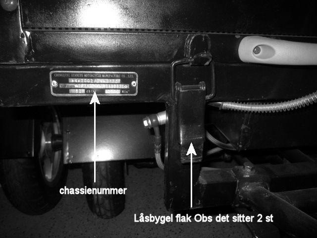 Motornumret finns på motorns vänstra sida under