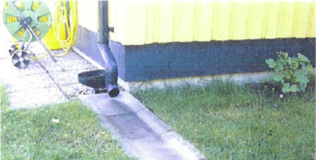 Bild 4: Exempel på stuprörsutkastare för avledning av takvatten till infiltration på gräsmatta. Foto: Mathias de Maré. Stenkista består av makadam som omsluts av fiberduk eller filtergrus.
