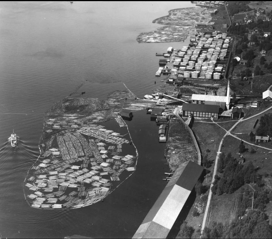 5 Figur 5. Flygfoto över Nyviks sågverk taget från söder från 1928. Norra virkesupplaget framgår högst upp i bild. Källa: Krigsarkivet.