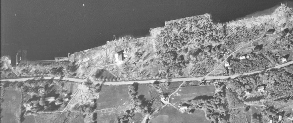 7 N Figur 8. Flygfoto från över Nyviks sågverk från 1962 (källa: Sundsvalls kommun). I bilden syns pannhuset tillsammans med rester av byggnaden för utlastningsbanan.
