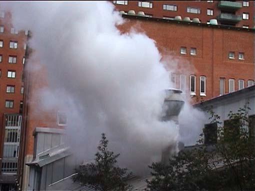 Figur 9. Quench. Heliumgas strömmar ut ur quenchröret på taket. Brand Rutiner vid brand hänvisas till Medicinsk Katastrofplan för Sjukvården i Skaraborg på Fokus.