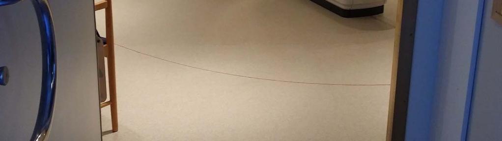 Den röda tejpen ligger alltså längre ut än den blåa mattan, ofta nära dörren. 10 mt 0,5 mt Figur 3. Markering av 10 mt-gräns (blåa mattan) och 0,5 mt-gräns (röd tejp) på MR1 (1,5 T) i Skövde.