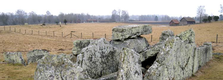 Gånggriften Girommen, Ekornavallen i Hornborga sn, Falbygden.