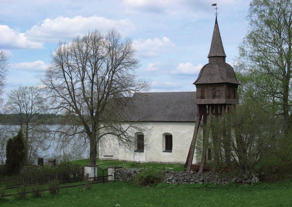 BYGGNADSVÅRDSRAPPORT 2013:63 5 Vallsjö gamla kyrka och klockstapel. Fotot taget före genomförda arbeten.