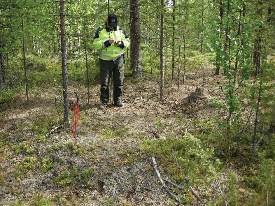 Fig 1. Tor-Henrik Buljo i färd att registrera en lämning.
