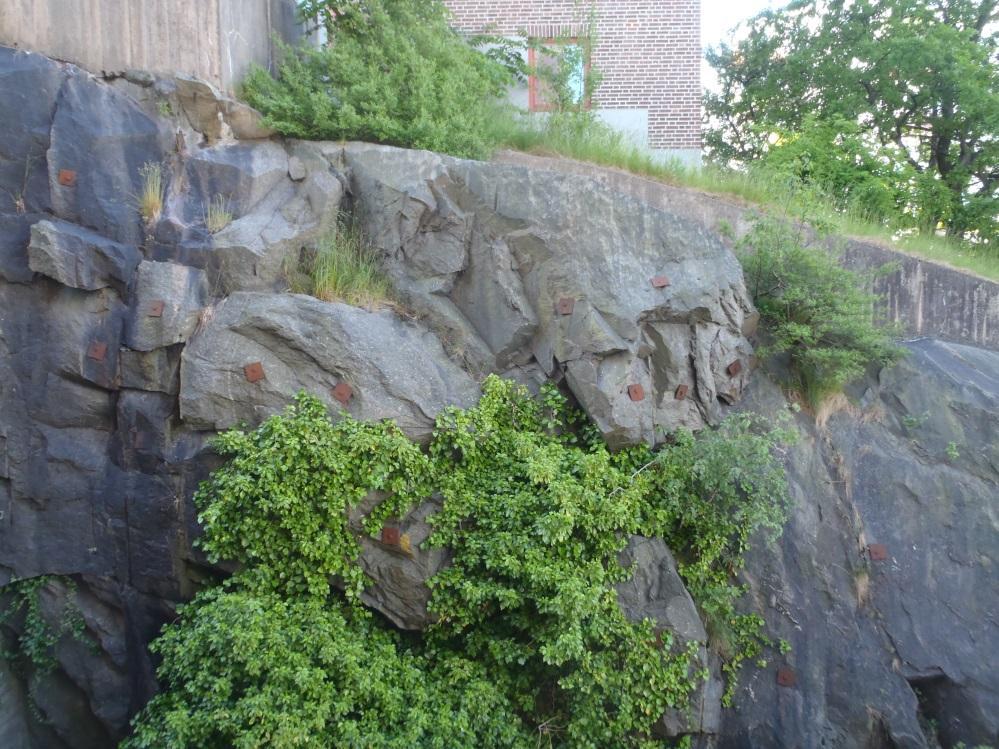 De blottade delarna av slänten utgörs av en bergmassa av god kvalitet. Slänten är bultad främst i den övre något mer uppspruckna delen (se Figur 12).