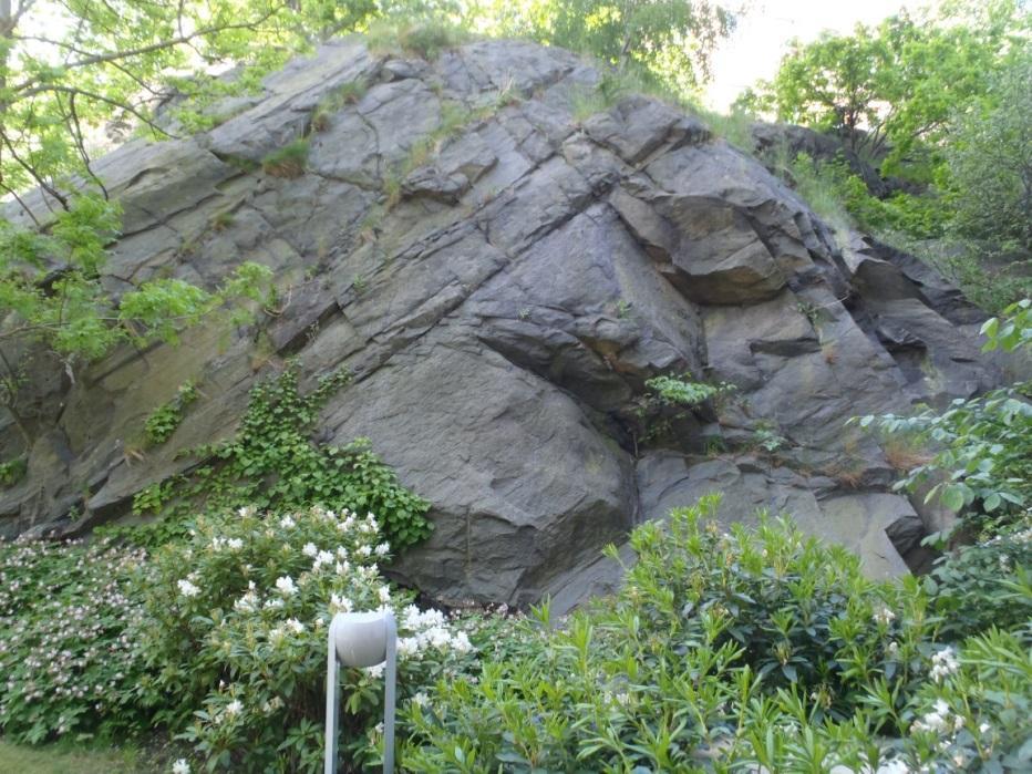 Figur 14: korsande spricksystem i bergslänten vid Kv 29 Lilla Jägaren.