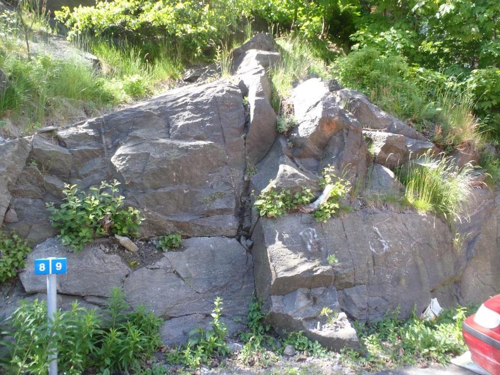 Figur 25: Subvertikala spricksystem vid parkeringen längs Östra Eriksbergsgatan i område 3. 6.2.4 Område 4 Område 4 är den nordöstra delen av planområdet (se Figur 2).