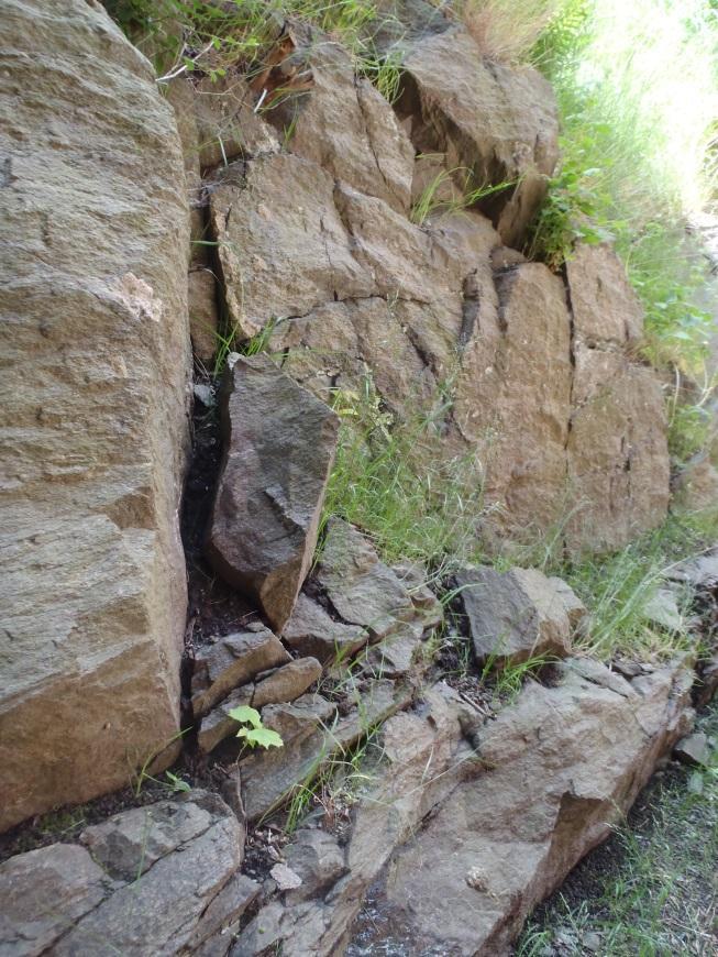 Figur 30: Lösa block och stenar ligger i bergslänten. Det lösa blocket tas bort och slänten rensas från allt löst bergmaterial. 6.