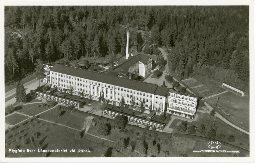 1930 byggdes fasadlängan på med ett våningsplan.