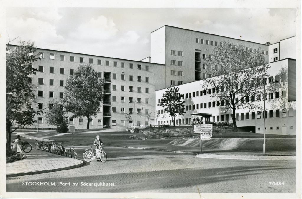 Skrivet och stämplat: Hägersten 1 1954-xx-xx; Pressbyrån 701054 Slutligen tre kort från uppfarten